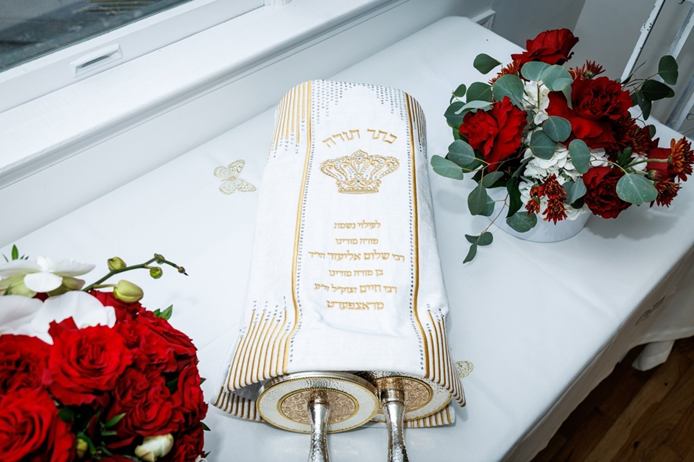 הכנסת ספר התורה בחצר סאטמר | צילום: יוסי גאלדבערגער - היי רעז
