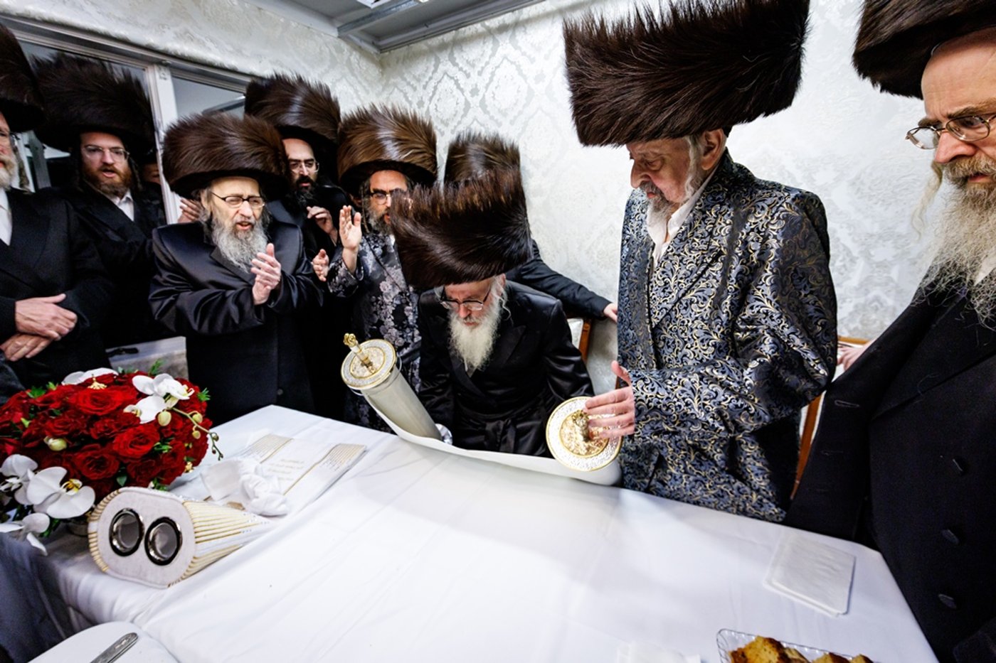 הכנסת ספר התורה בחצר סאטמר | צילום: יוסי גאלדבערגער - היי רעז