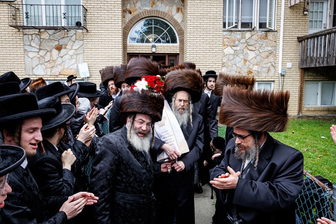 הכנסת ספר התורה בחצר סאטמר | צילום: יוסי גאלדבערגער - היי רעז