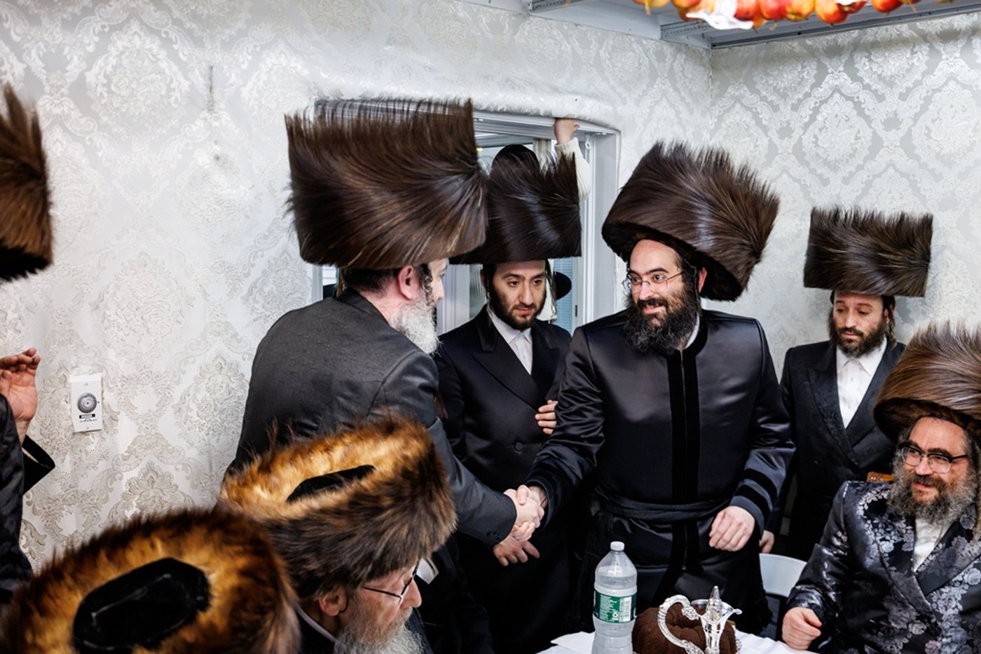 הכנסת ספר התורה בחצר סאטמר | צילום: יוסי גאלדבערגער - היי רעז
