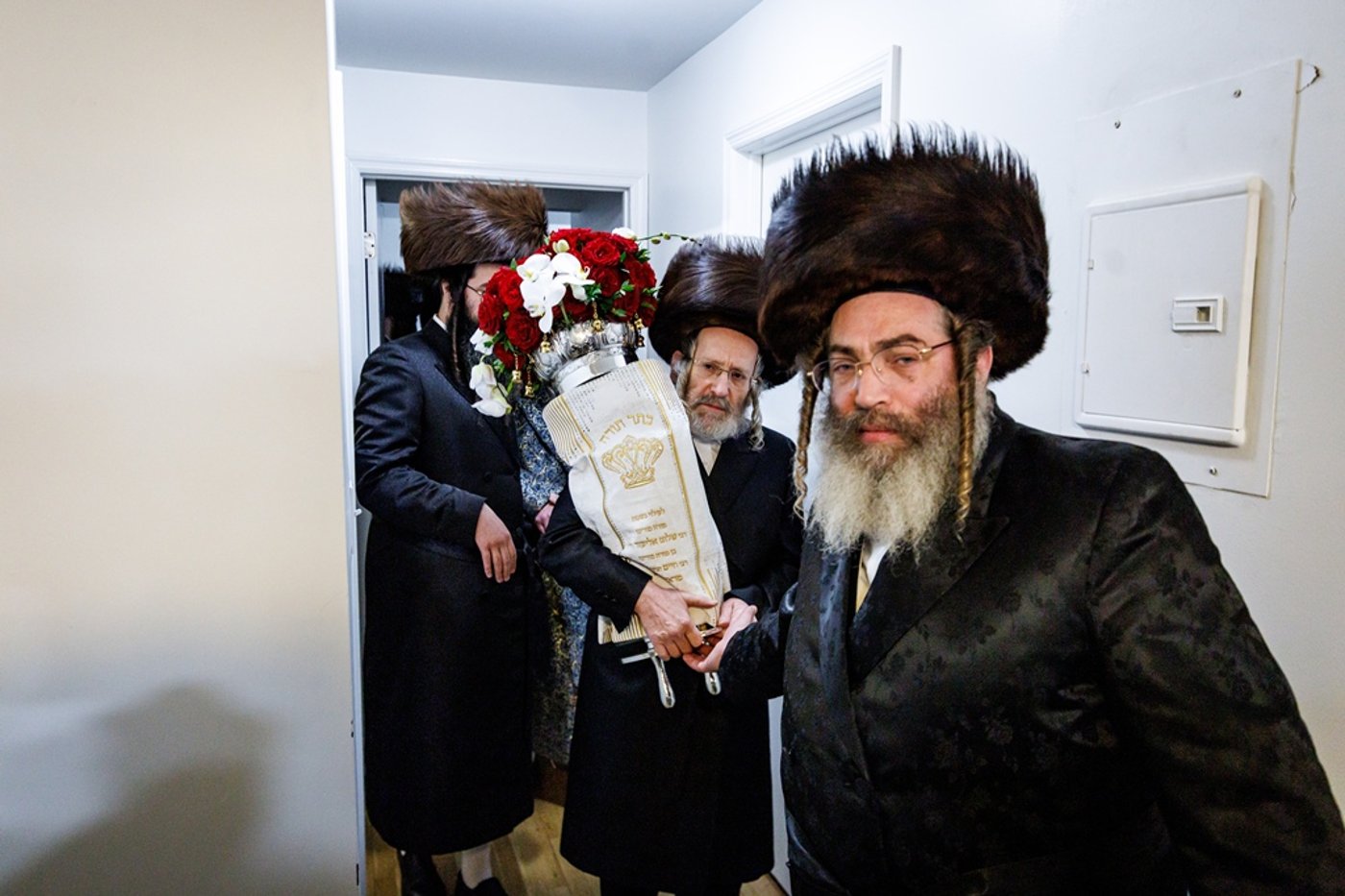 הכנסת ספר התורה בחצר סאטמר | צילום: יוסי גאלדבערגער - היי רעז