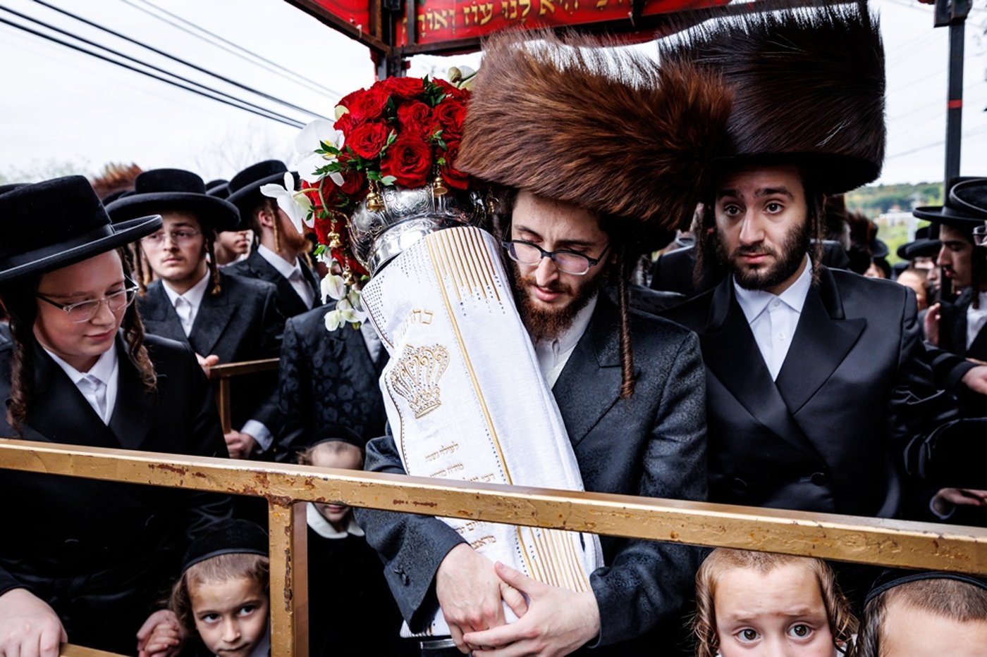 הכנסת ספר התורה בחצר סאטמר | צילום: יוסי גאלדבערגער - היי רעז