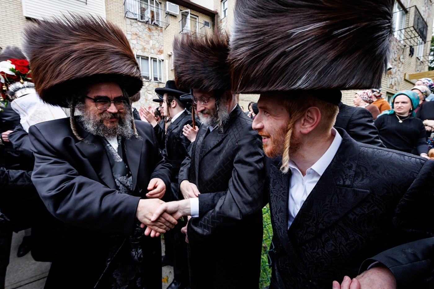 הכנסת ספר התורה בחצר סאטמר | צילום: יוסי גאלדבערגער - היי רעז