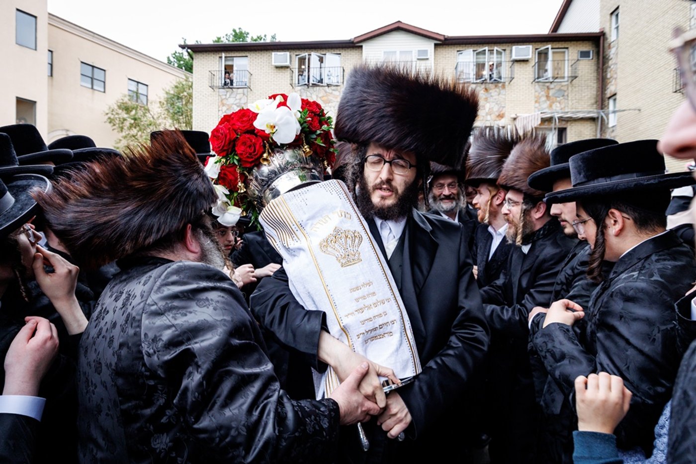 הכנסת ספר התורה בחצר סאטמר | צילום: יוסי גאלדבערגער - היי רעז