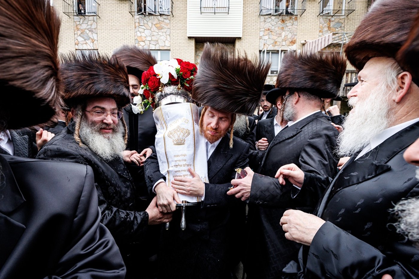 הכנסת ספר התורה בחצר סאטמר | צילום: יוסי גאלדבערגער - היי רעז