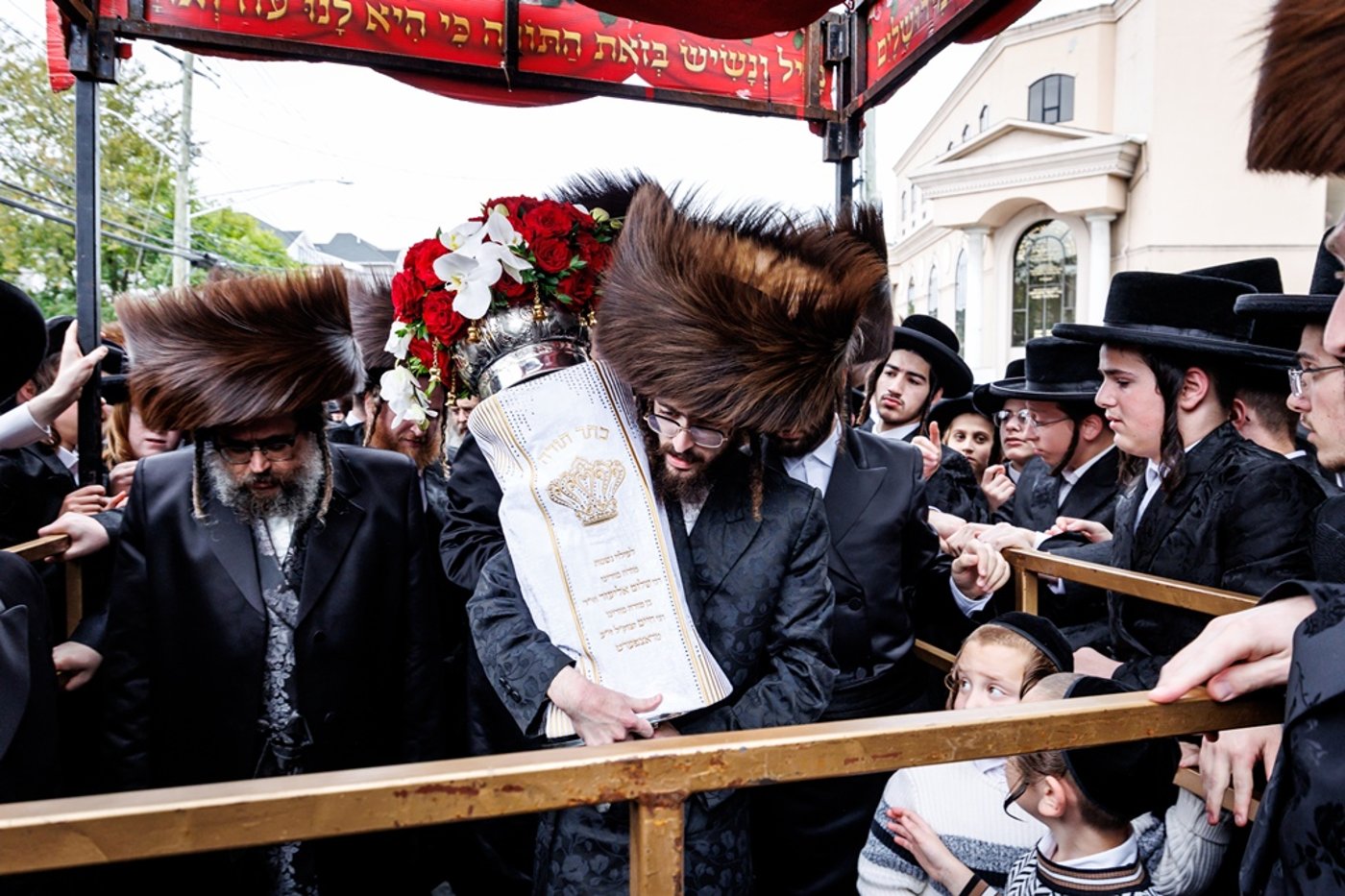 הכנסת ספר התורה בחצר סאטמר | צילום: יוסי גאלדבערגער - היי רעז