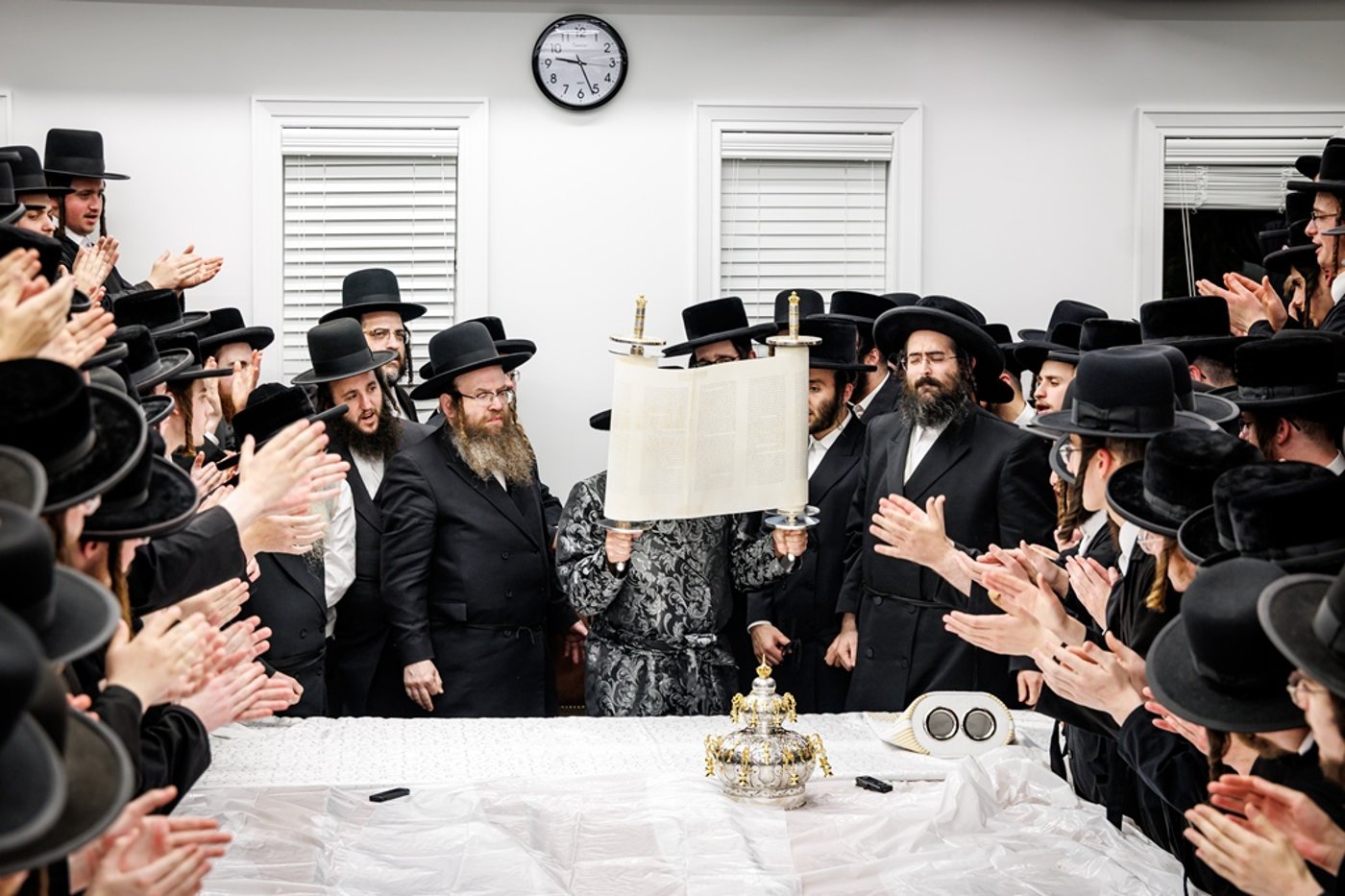 הכנסת ספר התורה בחצר סאטמר | צילום: יוסי גאלדבערגער - היי רעז