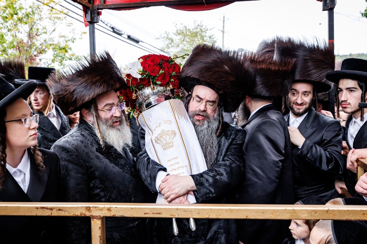 הכנסת ספר התורה בחצר סאטמר | צילום: יוסי גאלדבערגער - היי רעז