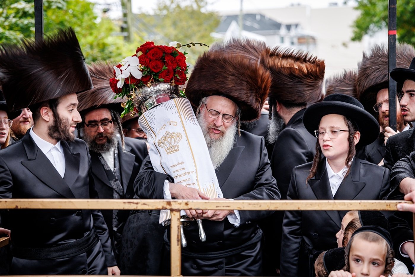 הכנסת ספר התורה בחצר סאטמר | צילום: יוסי גאלדבערגער - היי רעז