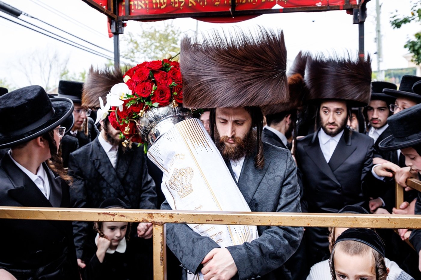 הכנסת ספר התורה בחצר סאטמר | צילום: יוסי גאלדבערגער - היי רעז
