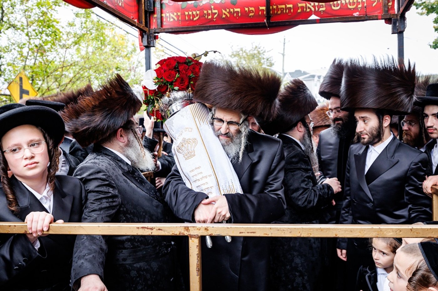 הכנסת ספר התורה בחצר סאטמר | צילום: יוסי גאלדבערגער - היי רעז