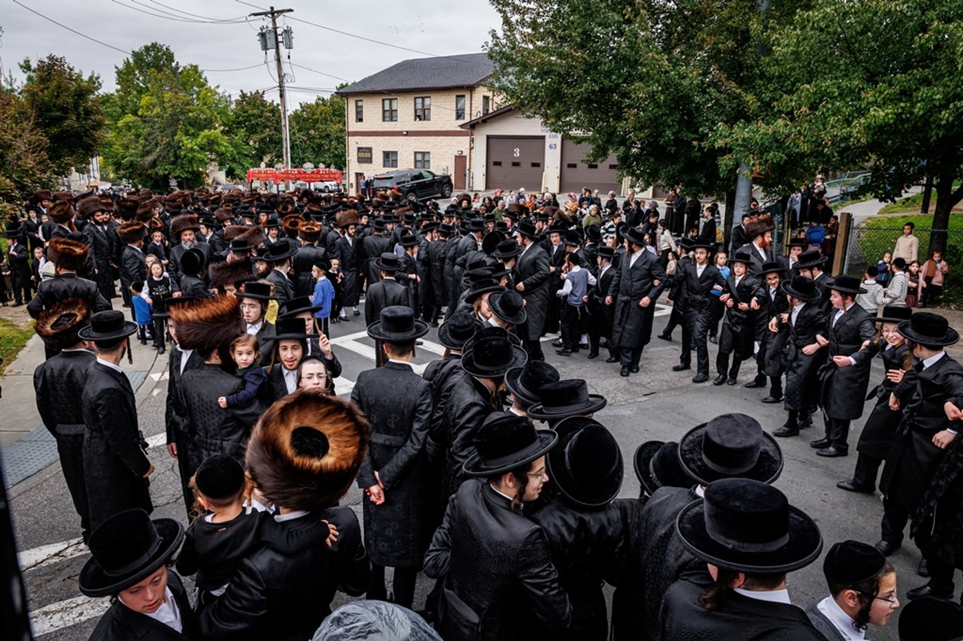 הכנסת ספר התורה בחצר סאטמר |