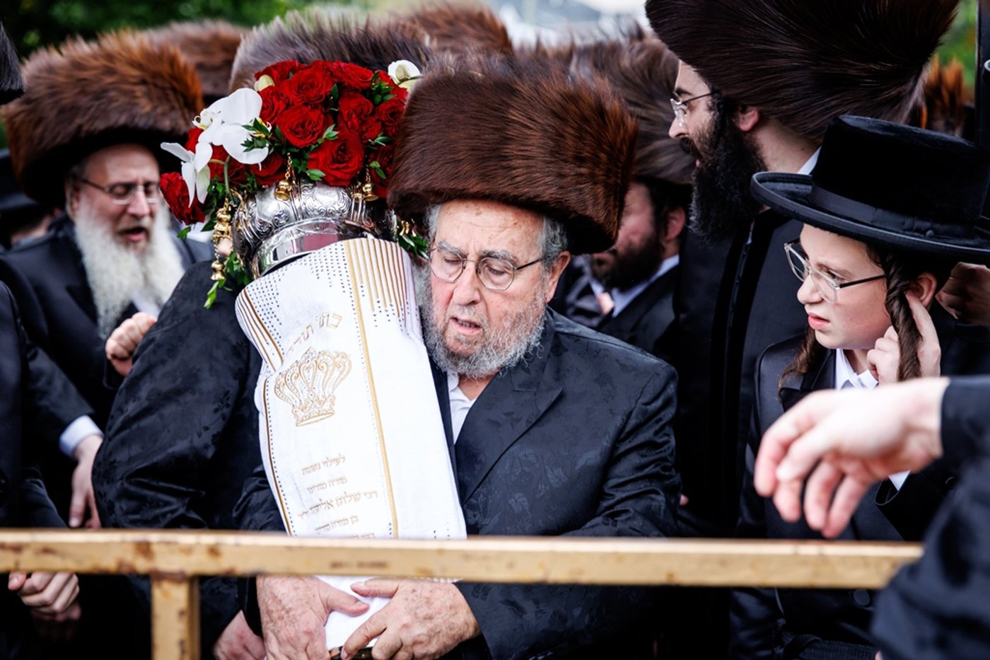 הכנסת ספר התורה בחצר סאטמר | צילום: יוסי גאלדבערגער - היי רעז
