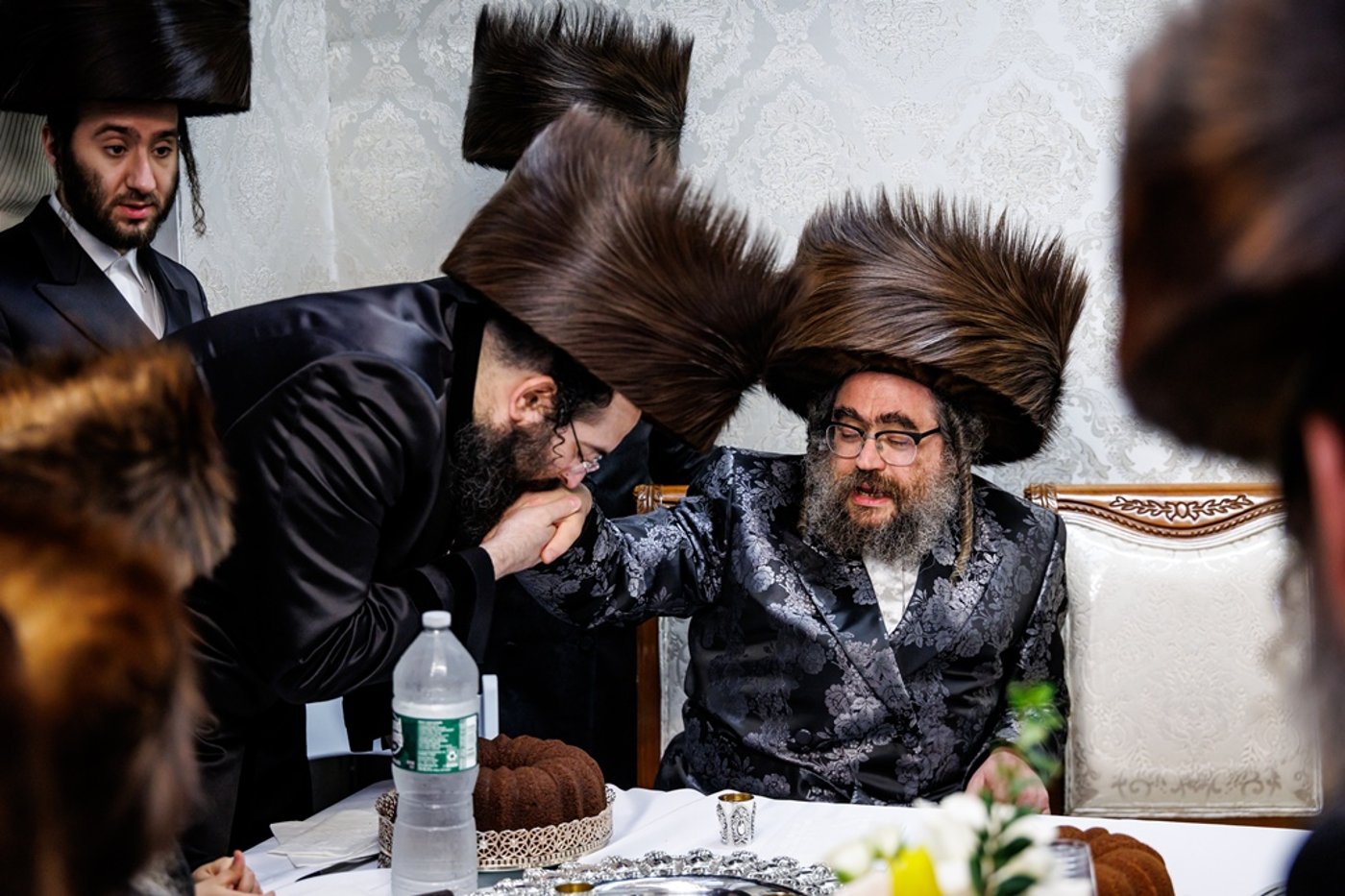 הכנסת ספר התורה בחצר סאטמר | צילום: יוסי גאלדבערגער - היי רעז