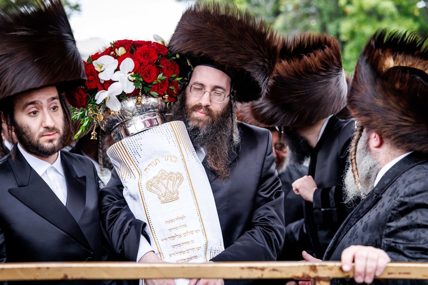 הכנסת ספר התורה בחצר סאטמר | צילום: יוסי גאלדבערגער - היי רעז
