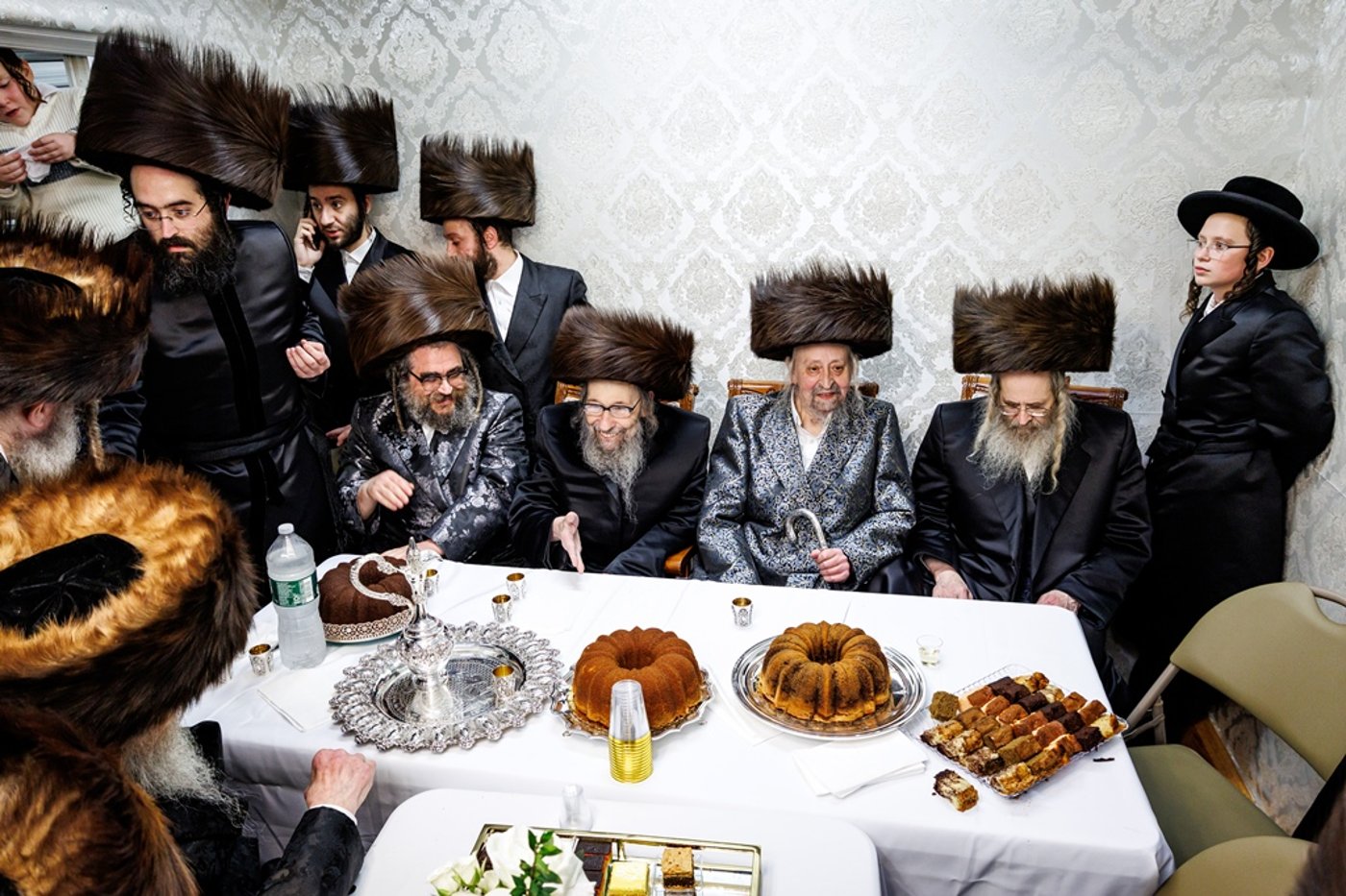 הכנסת ספר התורה בחצר סאטמר | צילום: יוסי גאלדבערגער - היי רעז