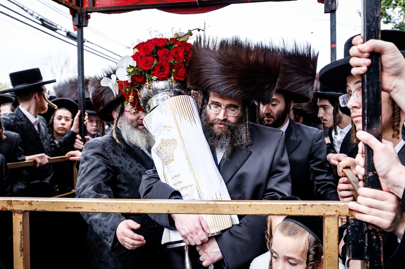 הכנסת ספר התורה בחצר סאטמר | צילום: יוסי גאלדבערגער - היי רעז