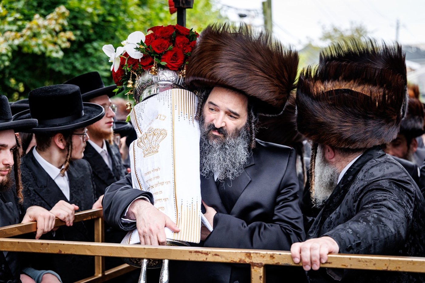 הכנסת ספר התורה בחצר סאטמר | צילום: יוסי גאלדבערגער - היי רעז