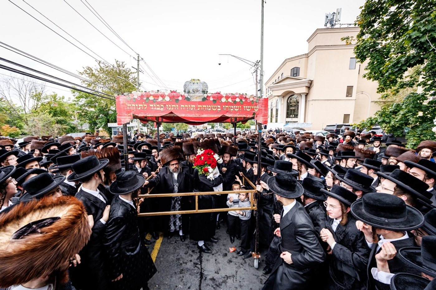 הכנסת ספר התורה בחצר סאטמר | צילום: יוסי גאלדבערגער - היי רעז