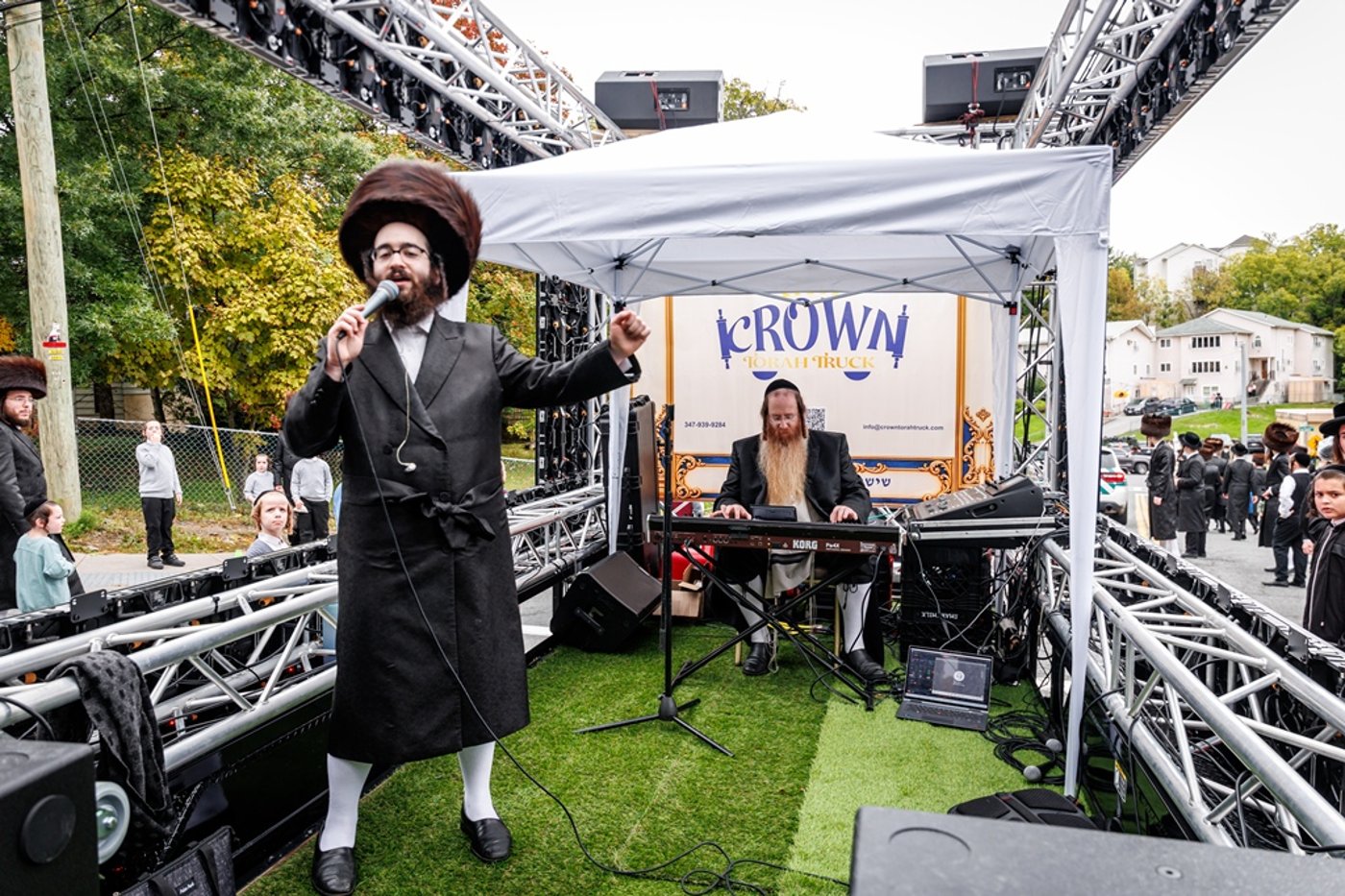 הכנסת ספר התורה בחצר סאטמר | צילום: יוסי גאלדבערגער - היי רעז