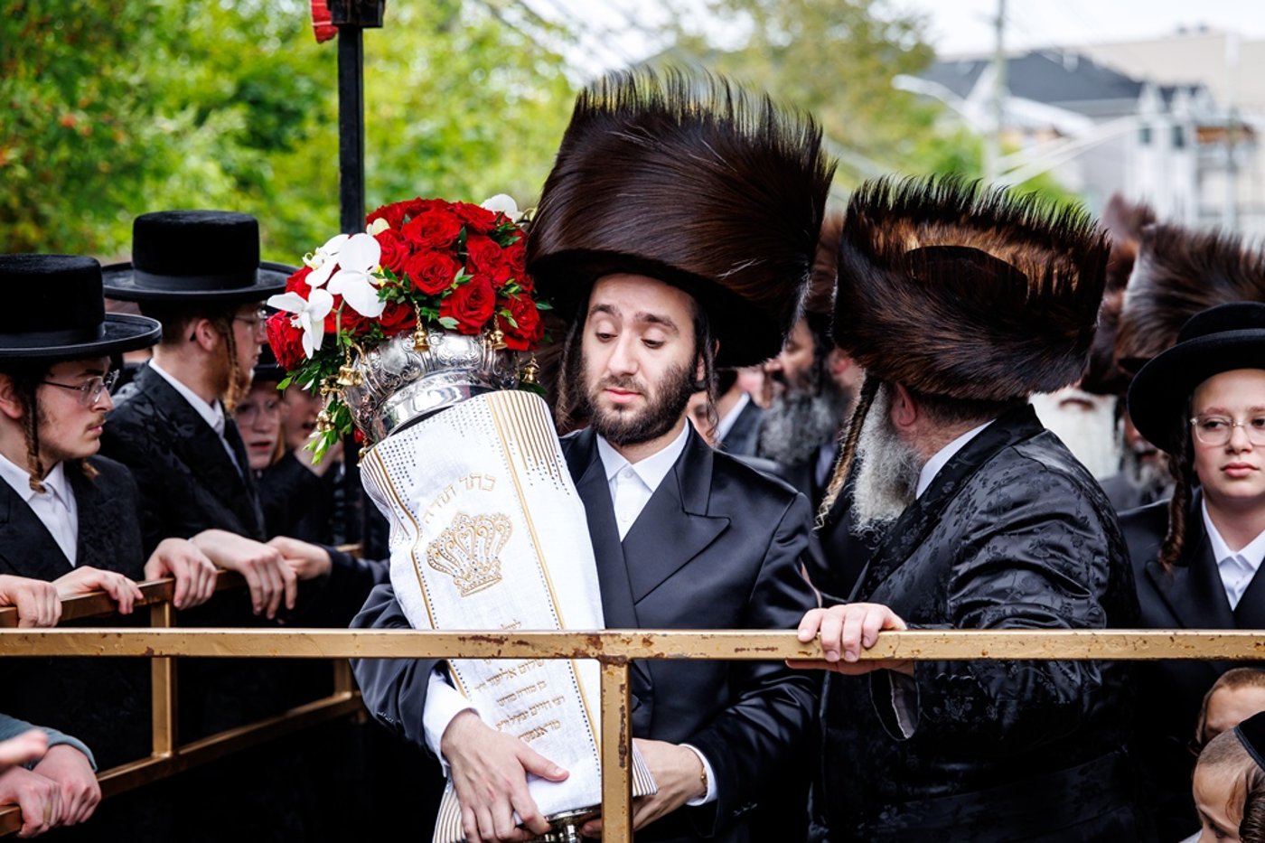הכנסת ספר התורה בחצר סאטמר | צילום: יוסי גאלדבערגער - היי רעז