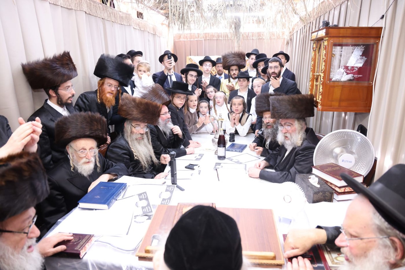 רבנים בביקורים בסוכתו של הגאון רבי משה שטרנבוך שליט"א | צילום: באדיבות המצלם