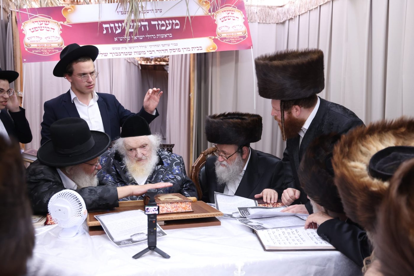 רבנים בביקורים בסוכתו של הגאון רבי משה שטרנבוך שליט"א | צילום: באדיבות המצלם