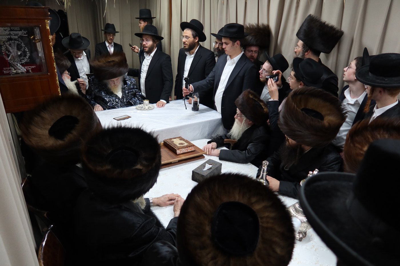רבנים בביקורים בסוכתו של הגאון רבי משה שטרנבוך שליט"א | צילום: באדיבות המצלם
