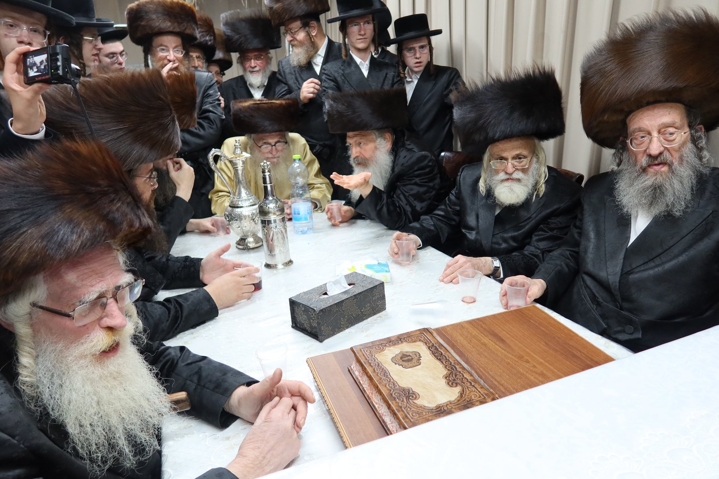 רבנים בביקורים בסוכתו של הגאון רבי משה שטרנבוך שליט"א | צילום: באדיבות המצלם