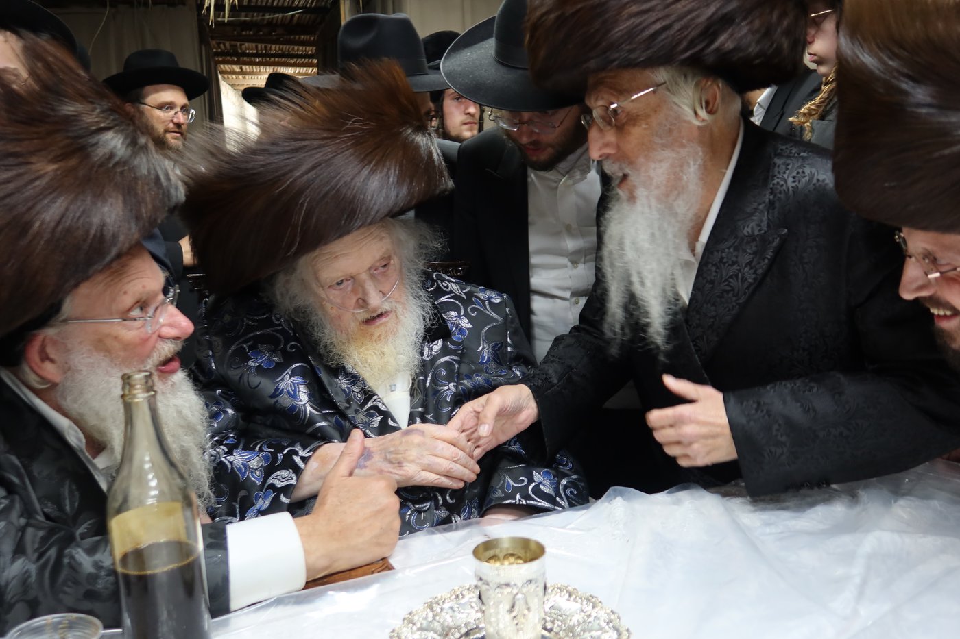 רבנים בביקורים בסוכתו של הגאון רבי משה שטרנבוך שליט"א | צילום: באדיבות המצלם