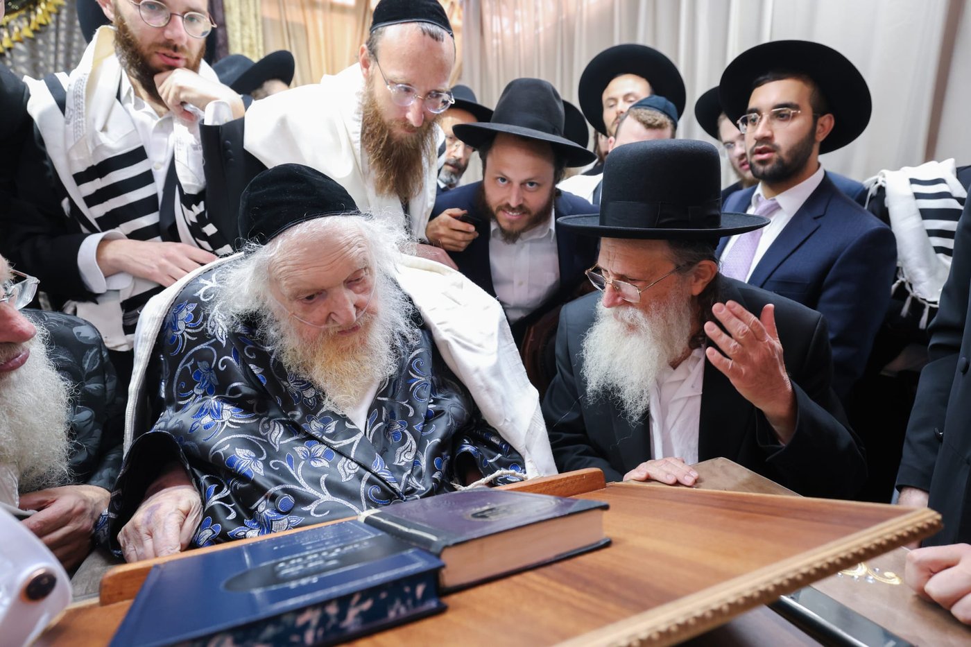 רבנים בביקורים בסוכתו של הגאון רבי משה שטרנבוך שליט"א | צילום: באדיבות המצלם