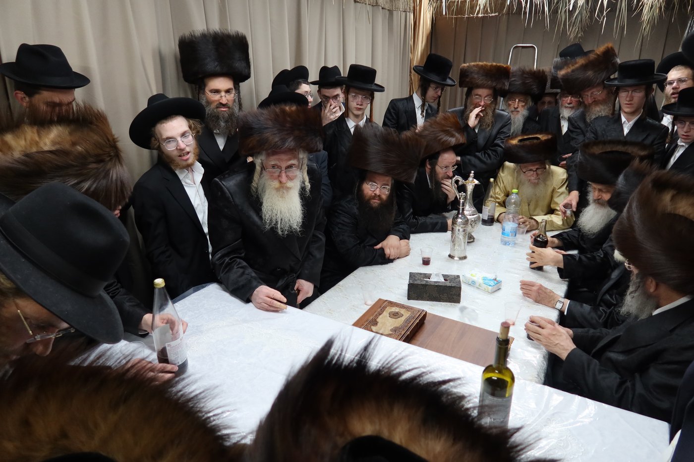 רבנים בביקורים בסוכתו של הגאון רבי משה שטרנבוך שליט"א | צילום: באדיבות המצלם