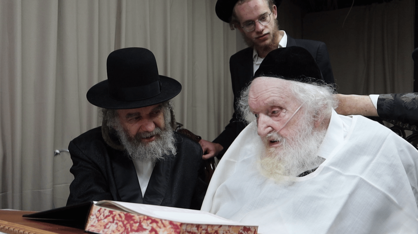 רבנים בביקורים בסוכתו של הגאון רבי משה שטרנבוך שליט"א | צילום: באדיבות המצלם