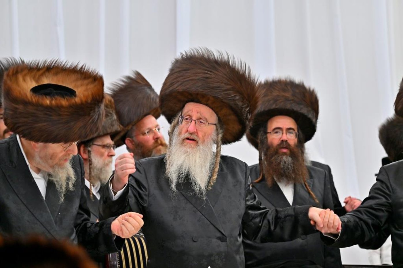האדמו"ר מביאלה שליט"א בטיש חול המועד סוכות | צילום: יהושע פרוכטר