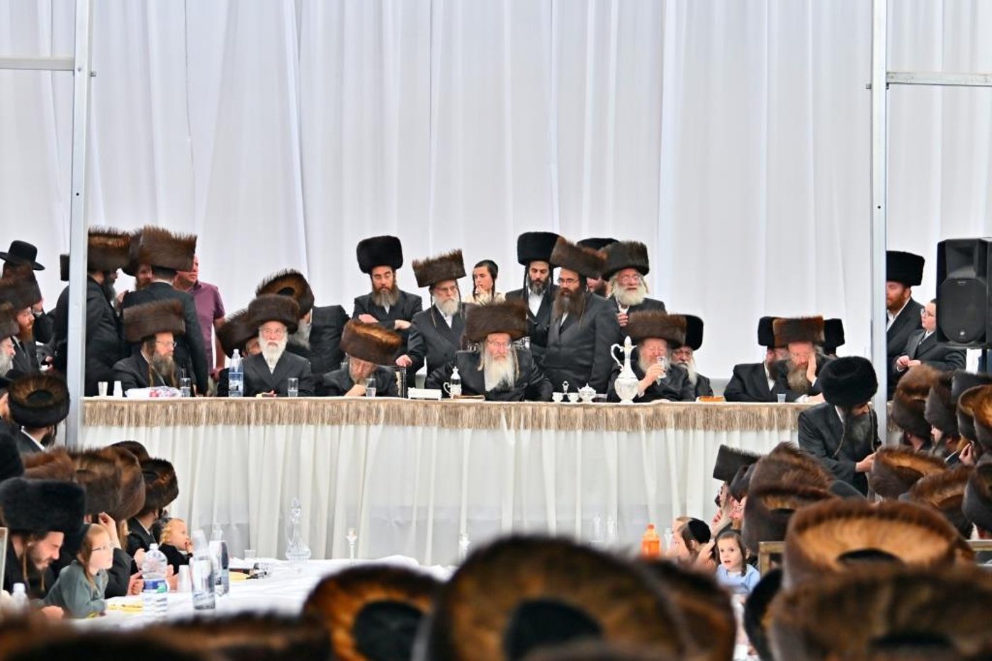 האדמו"ר מביאלה שליט"א בטיש חול המועד סוכות | צילום: יהושע פרוכטר