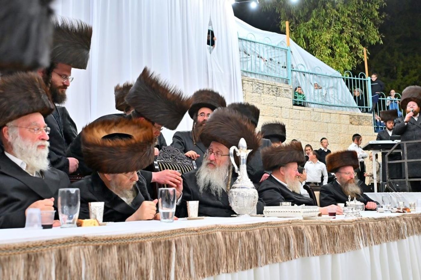 האדמו"ר מביאלה שליט"א בטיש חול המועד סוכות | צילום: יהושע פרוכטר