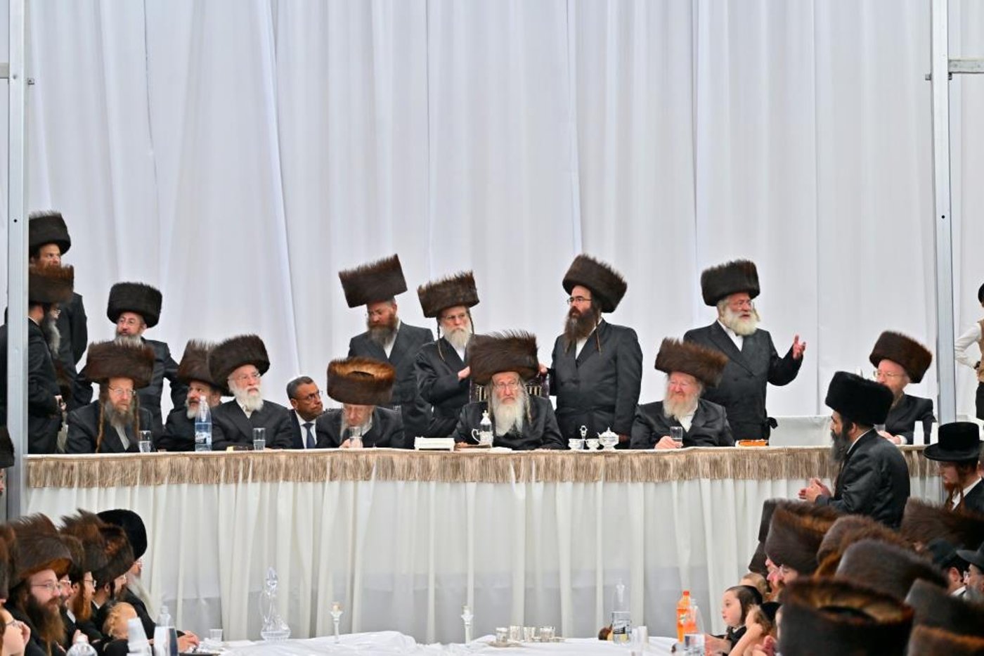 האדמו"ר מביאלה שליט"א בטיש חול המועד סוכות | צילום: יהושע פרוכטר