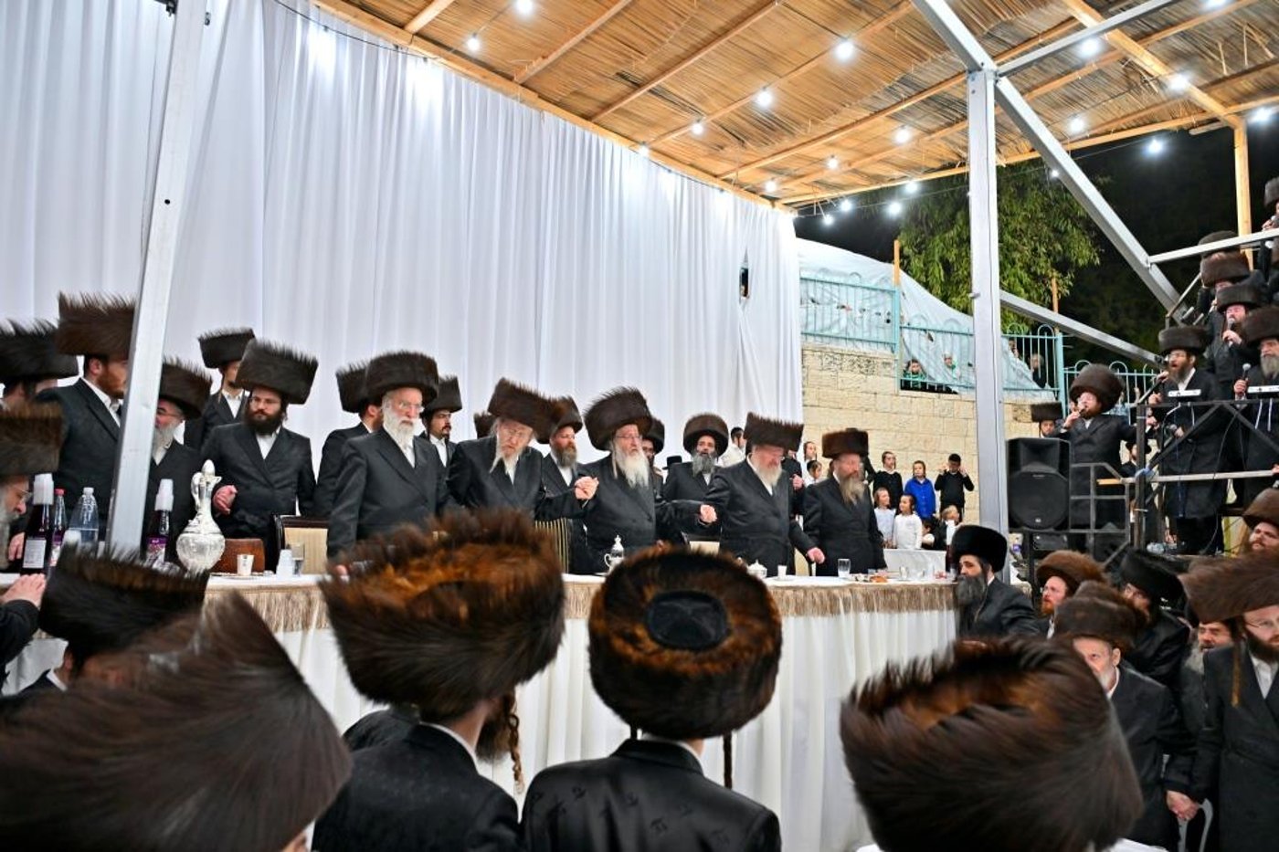 האדמו"ר מביאלה שליט"א בטיש חול המועד סוכות | צילום: יהושע פרוכטר