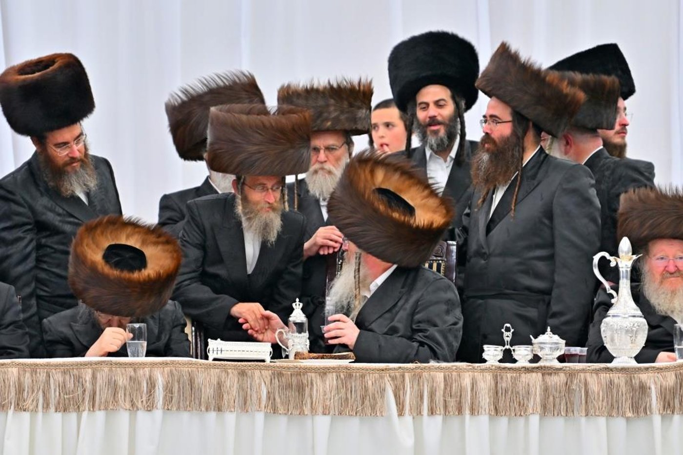 האדמו"ר מביאלה שליט"א בטיש חול המועד סוכות | צילום: יהושע פרוכטר