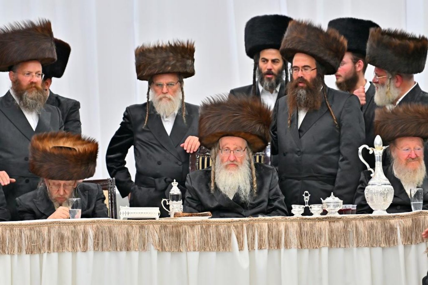 האדמו"ר מביאלה שליט"א בטיש חול המועד סוכות | צילום: יהושע פרוכטר