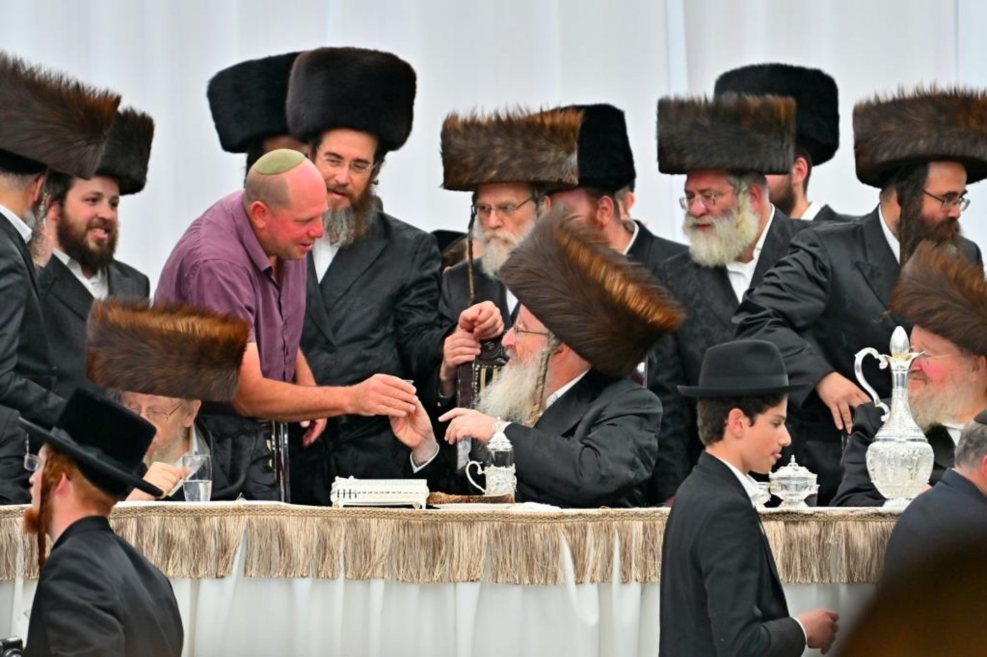 האדמו"ר מביאלה שליט"א בטיש חול המועד סוכות | צילום: יהושע פרוכטר