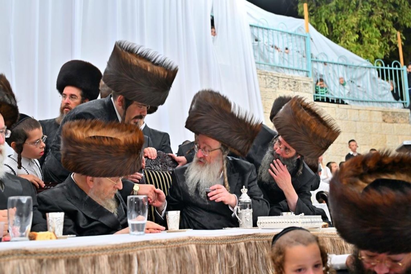 האדמו"ר מביאלה שליט"א בטיש חול המועד סוכות | צילום: יהושע פרוכטר