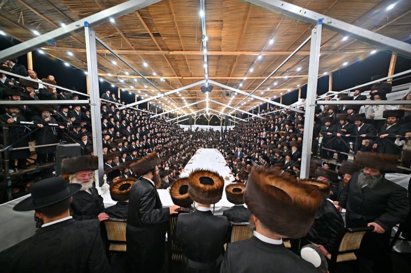 האדמו"ר מביאלה שליט"א בטיש חול המועד סוכות | צילום: יהושע פרוכטר