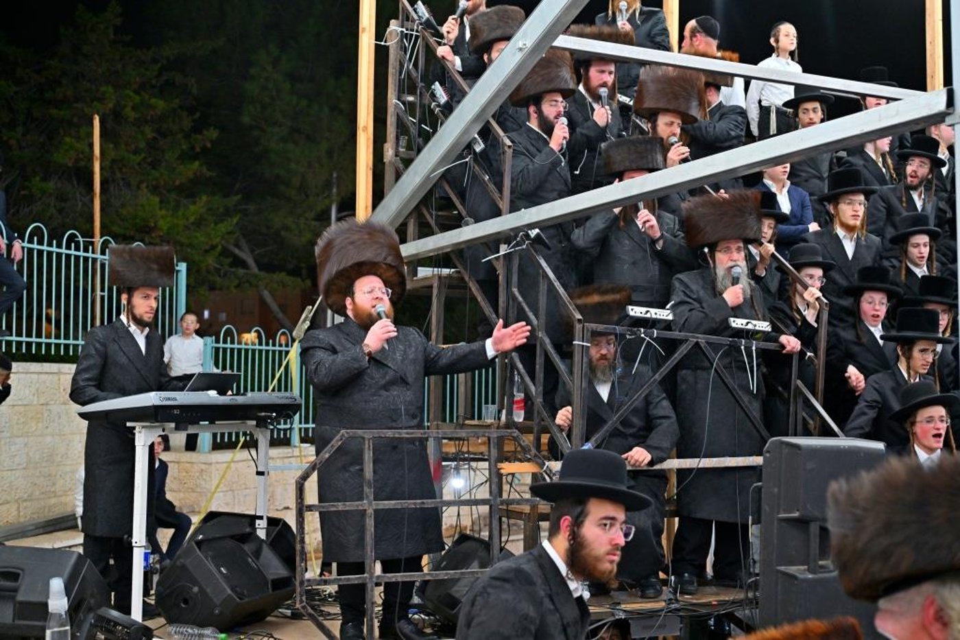 האדמו"ר מביאלה שליט"א בטיש חול המועד סוכות | צילום: יהושע פרוכטר