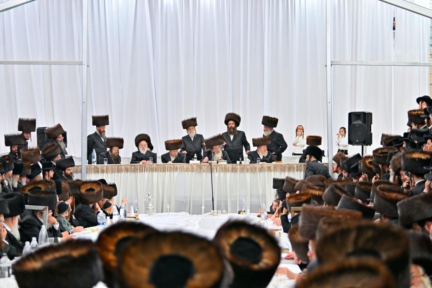 האדמו"ר מביאלה שליט"א בטיש חול המועד סוכות | צילום: יהושע פרוכטר