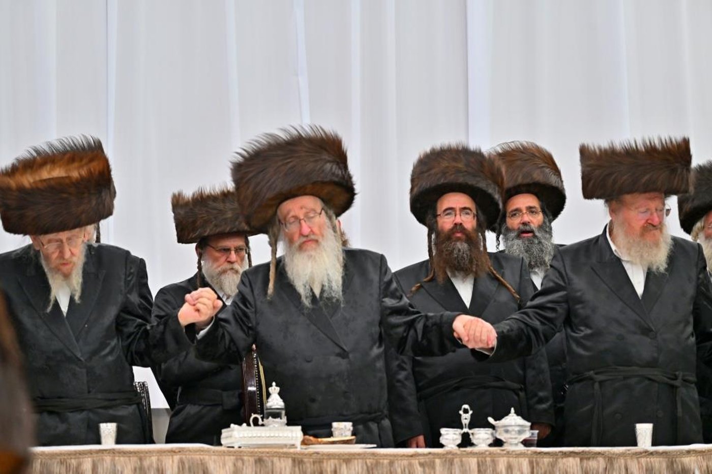 האדמו"ר מביאלה שליט"א בטיש חול המועד סוכות | צילום: יהושע פרוכטר