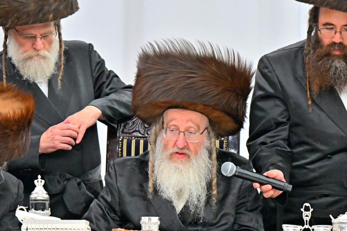 האדמו"ר מביאלה שליט"א בטיש חול המועד סוכות | צילום: יהושע פרוכטר