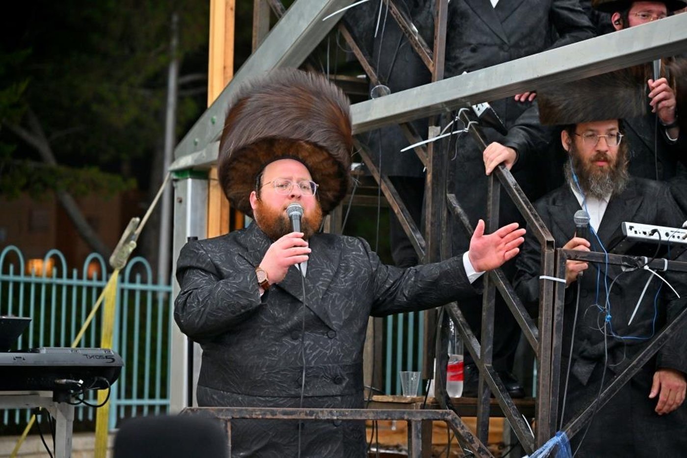 האדמו"ר מביאלה שליט"א בטיש חול המועד סוכות | צילום: יהושע פרוכטר