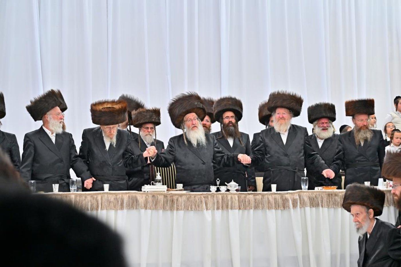 האדמו"ר מביאלה שליט"א בטיש חול המועד סוכות | צילום: יהושע פרוכטר
