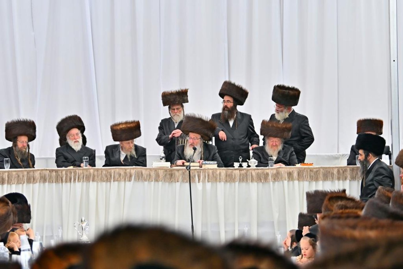 האדמו"ר מביאלה שליט"א בטיש חול המועד סוכות | צילום: יהושע פרוכטר